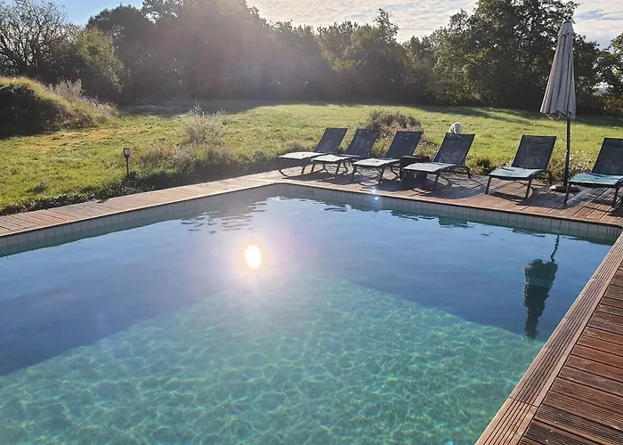 Cozy With Jacuzzi And Swimming Pool *